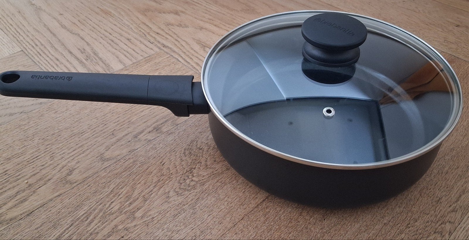Brabantia hapjespan 24cm. Niet gebruikt., Ophalen, Koekenpan, Aluminium, Zo goed als nieuw