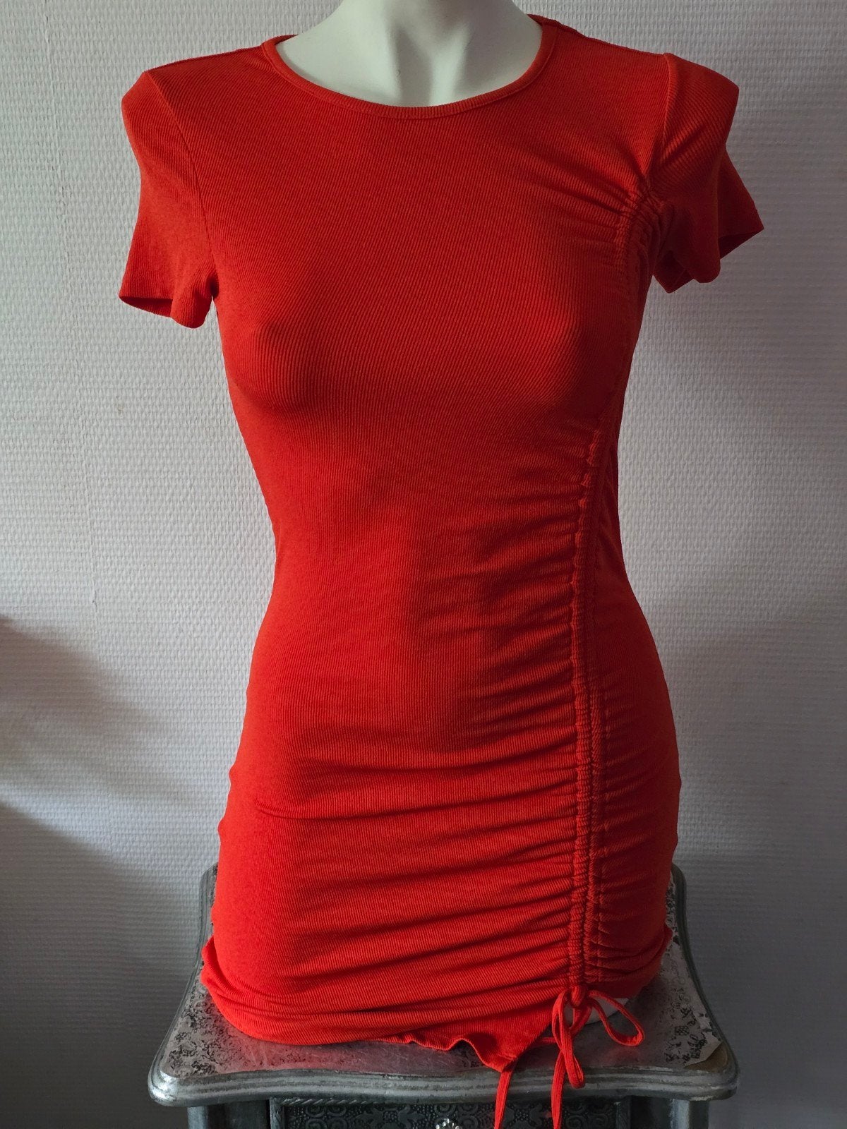 H&M Divided rood geribbelde jurk met trekkoord Maat S, H&M Divided, Ophalen of Verzenden, Zo goed als nieuw, Maat 36 (S)