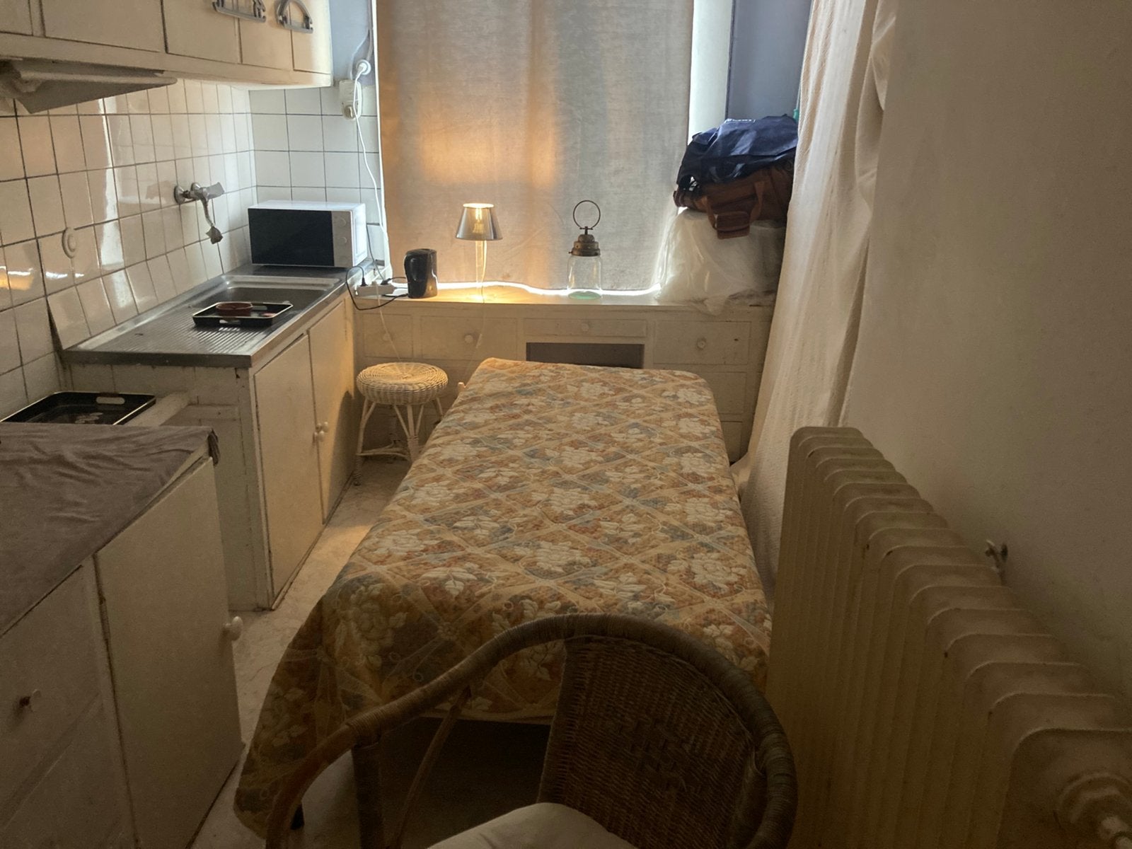 Small room with  good bed  2/5 days max a week, Den Haag