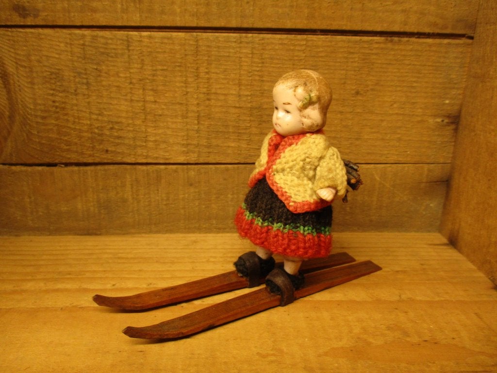Antiek popje poppenhuis op ski's Kerst...., Ophalen of Verzenden