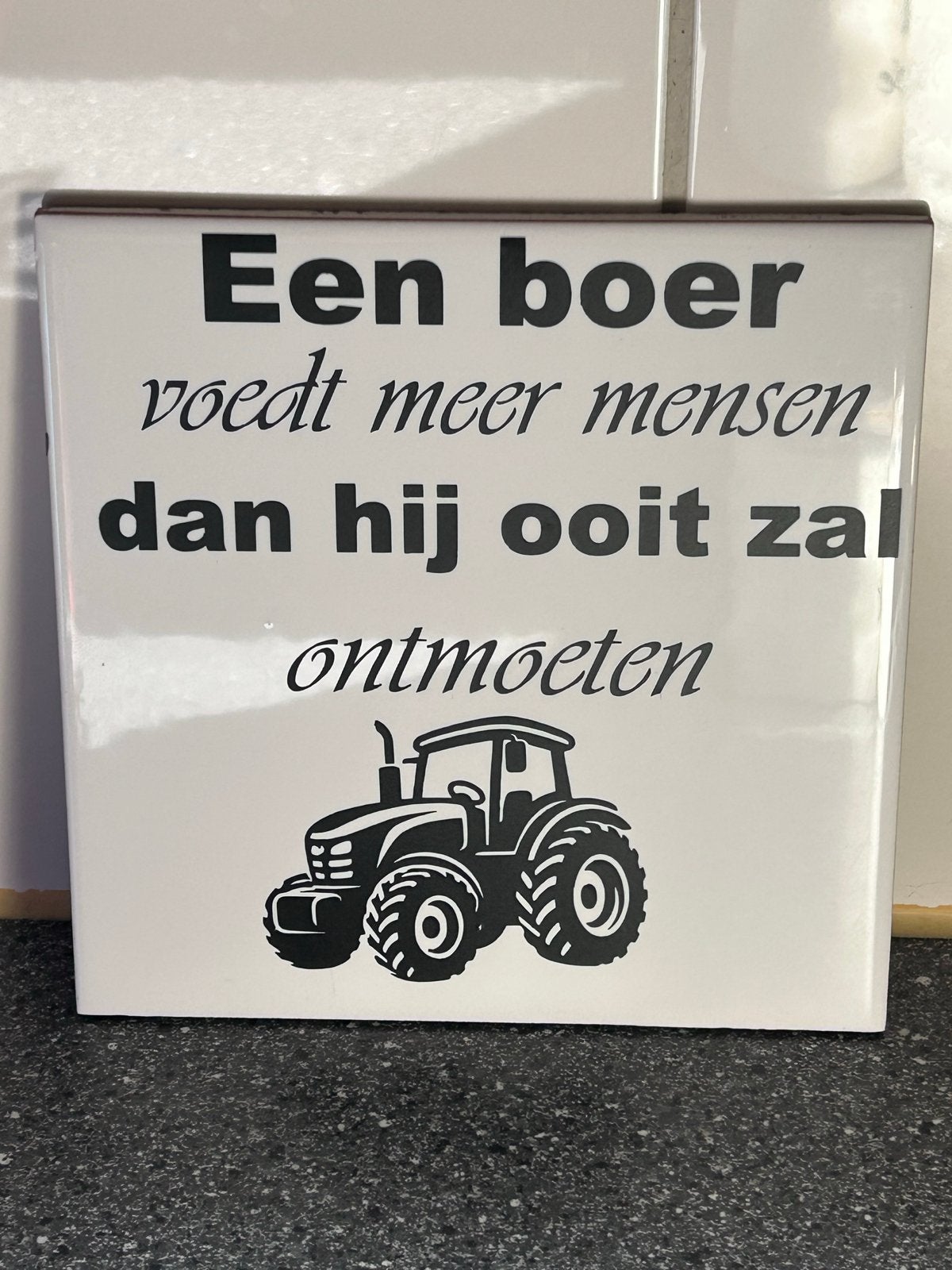 Tegel met spreuk: Een boer voedt meer mensen, Ophalen of Verzenden