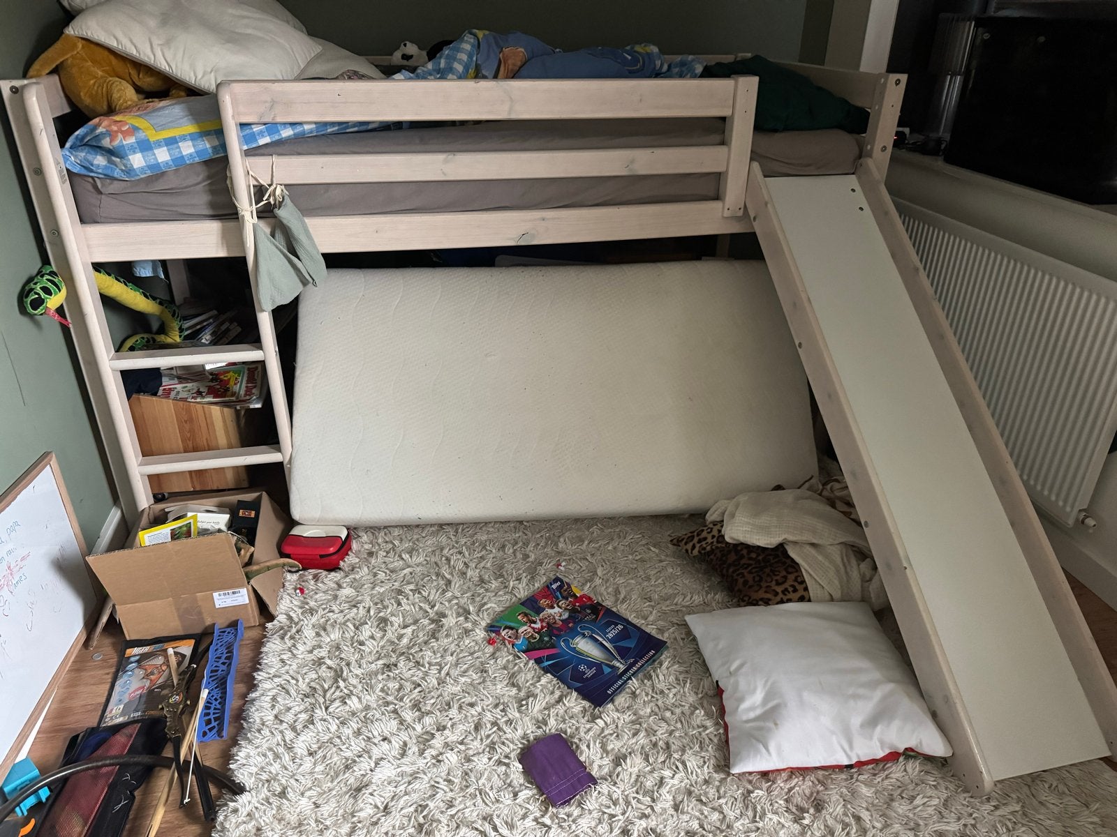 Kinderbed met glijbaan - Speelplezier gegarandeerd!, Ophalen, Gebruikt, 90 cm, Eenpersoons