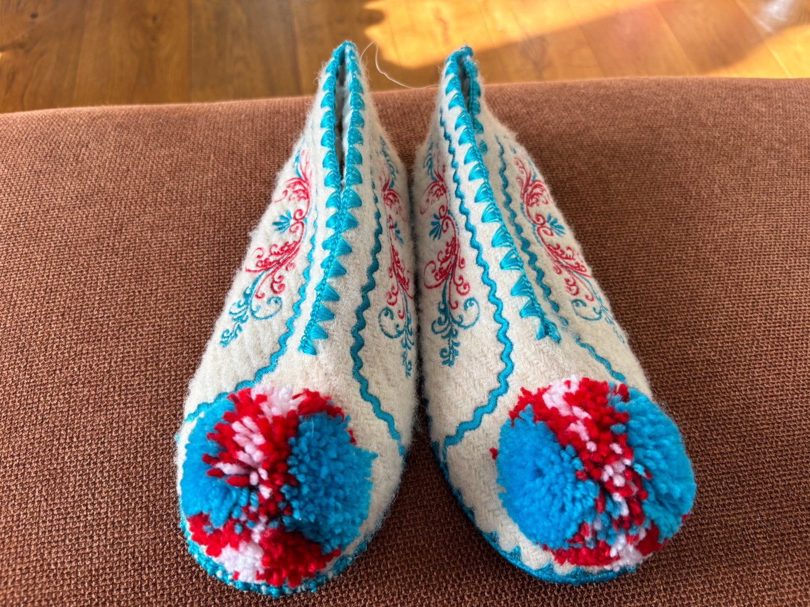 Nieuw! Handgemaakte Griekse sloffen, maat 39, wol en leer, Overige kleuren, Nieuw, Ophalen of Verzenden, Pantoffels of Sloffen