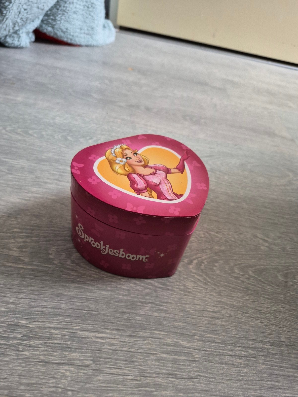 Sprookjesboom speeldoos/sierr doosVaste prijs€7.50, Verzenden, Button of Speldje