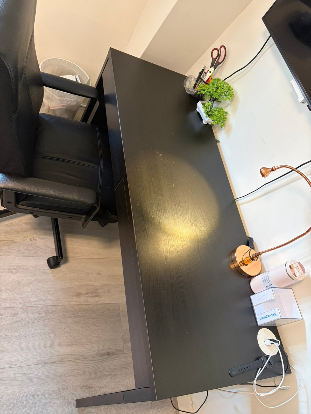 Zwarte Bureau met lades en ingebouwde USB ingangen, Ophalen, Zo goed als nieuw