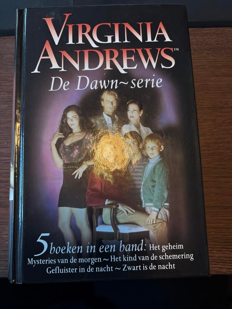 Virginia Andrews - De Dawn-serie (5 boeken in één band), Boeken, Ophalen of Verzenden, Gelezen