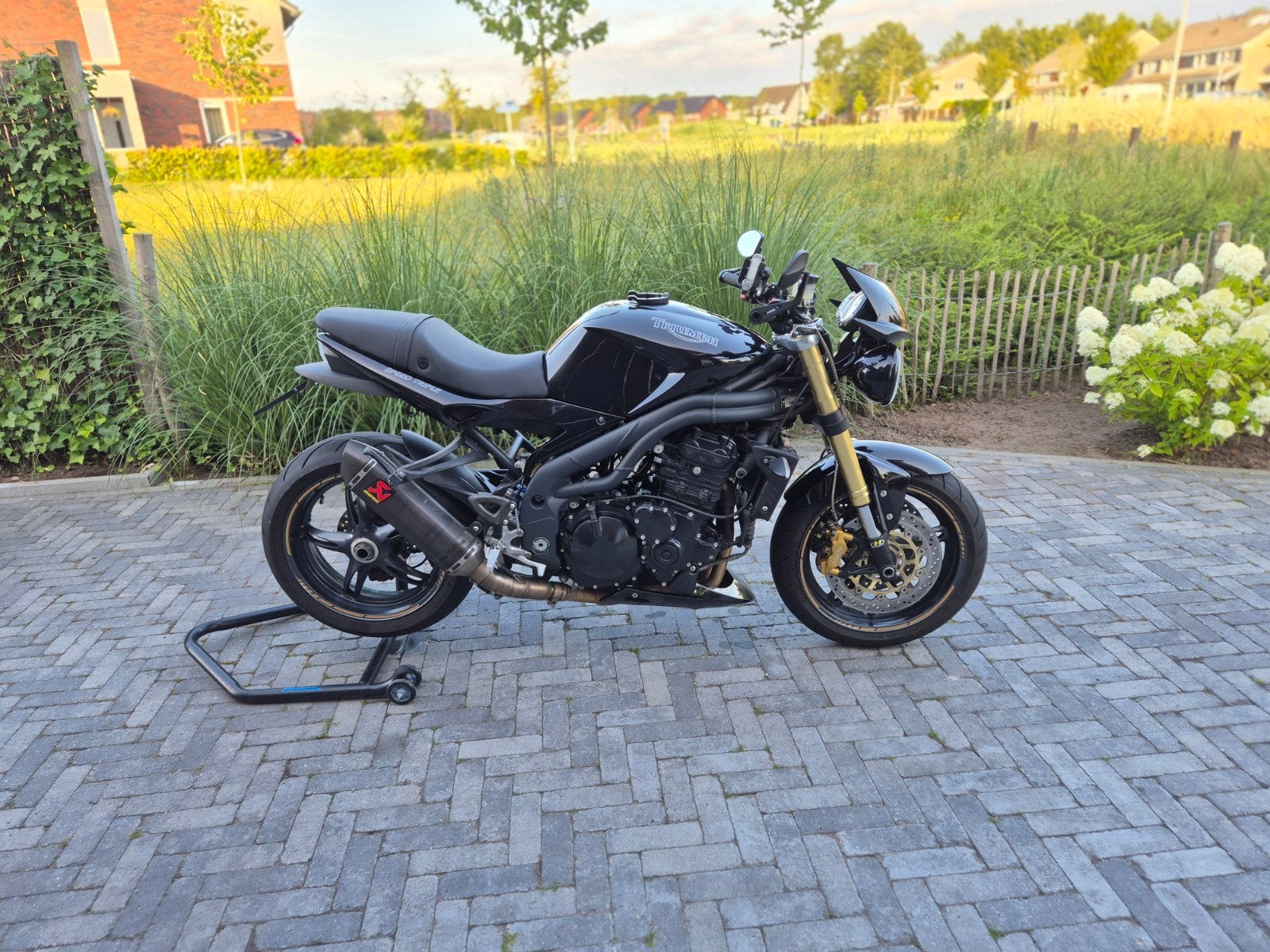 Triumph Speed Triple 1050 - zwart/goud/carbon, Sportuitlaat, Motorrijbewijs A, Gebruikt, 3 cilinders