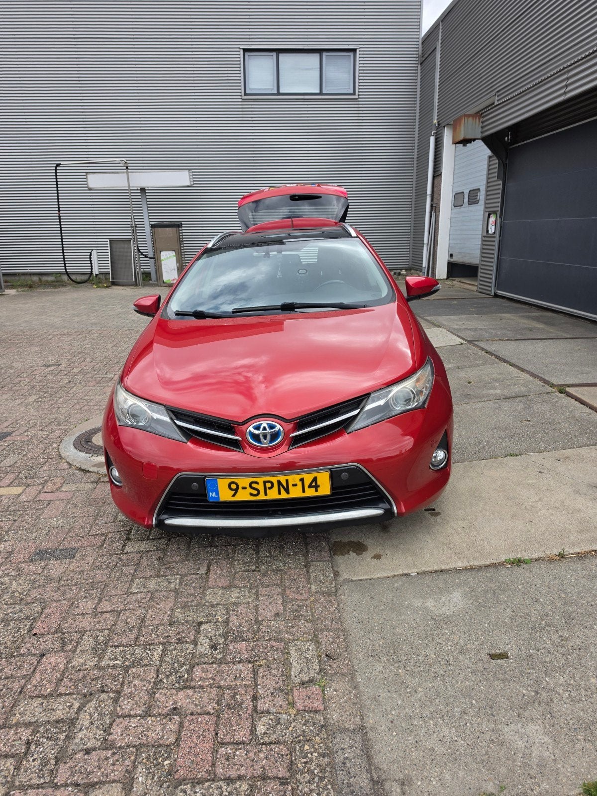 Toyota Auris 1.8 Hybrid Touring Sports CVT 2013 Rood, 345 kg, Origineel Nederlands, 1798 cc, 25 km/l
