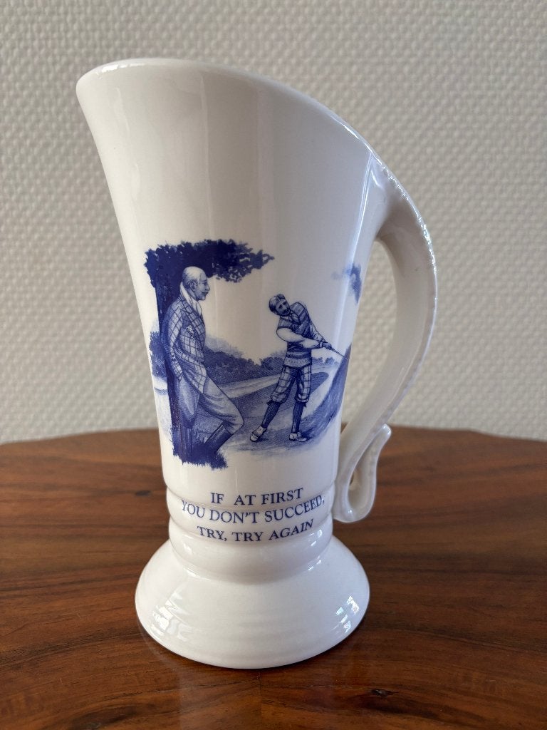 Wedgwood schenkkan, blauw wit golf, spreekwoorden., Huis en Inrichting, Keuken | Servies, Kan, Ophalen of Verzenden, Zo goed als nieuw
