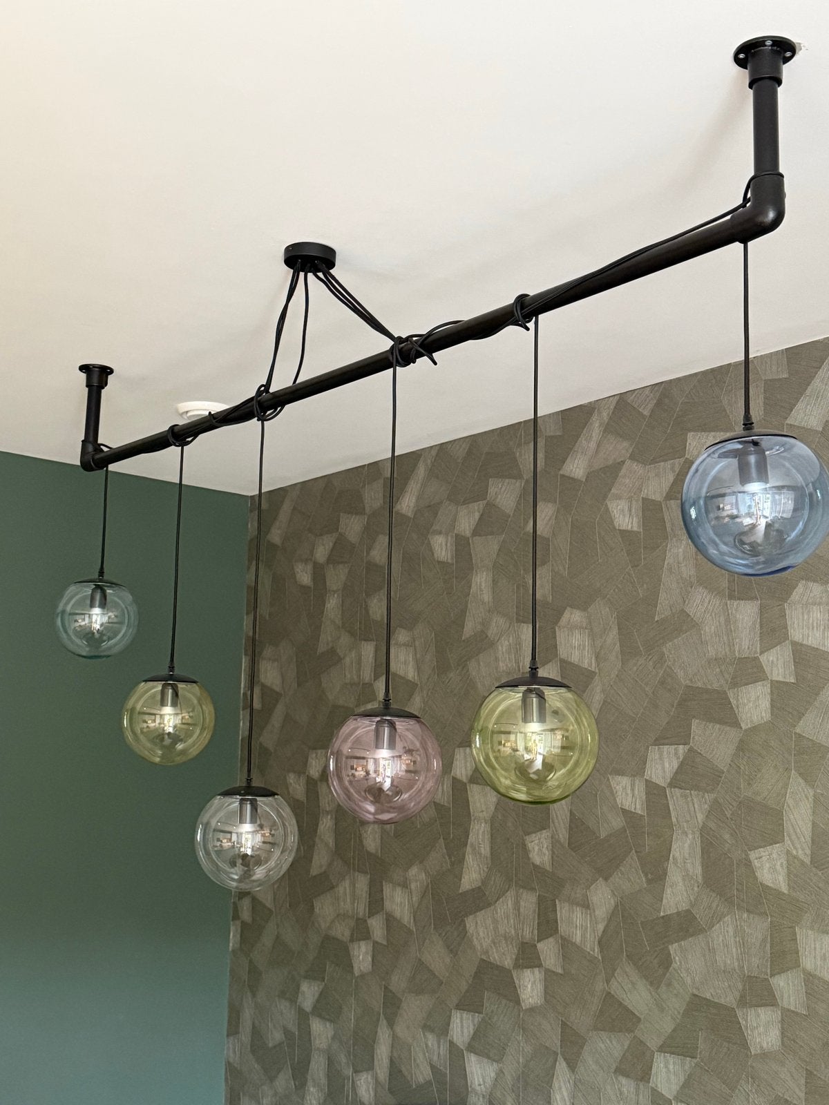 Hanglamp met 6 bollen aan zwarte steigerbuis - 200 cm, Huis en Inrichting, Ophalen, Gebruikt, Glas, E27 (groot)