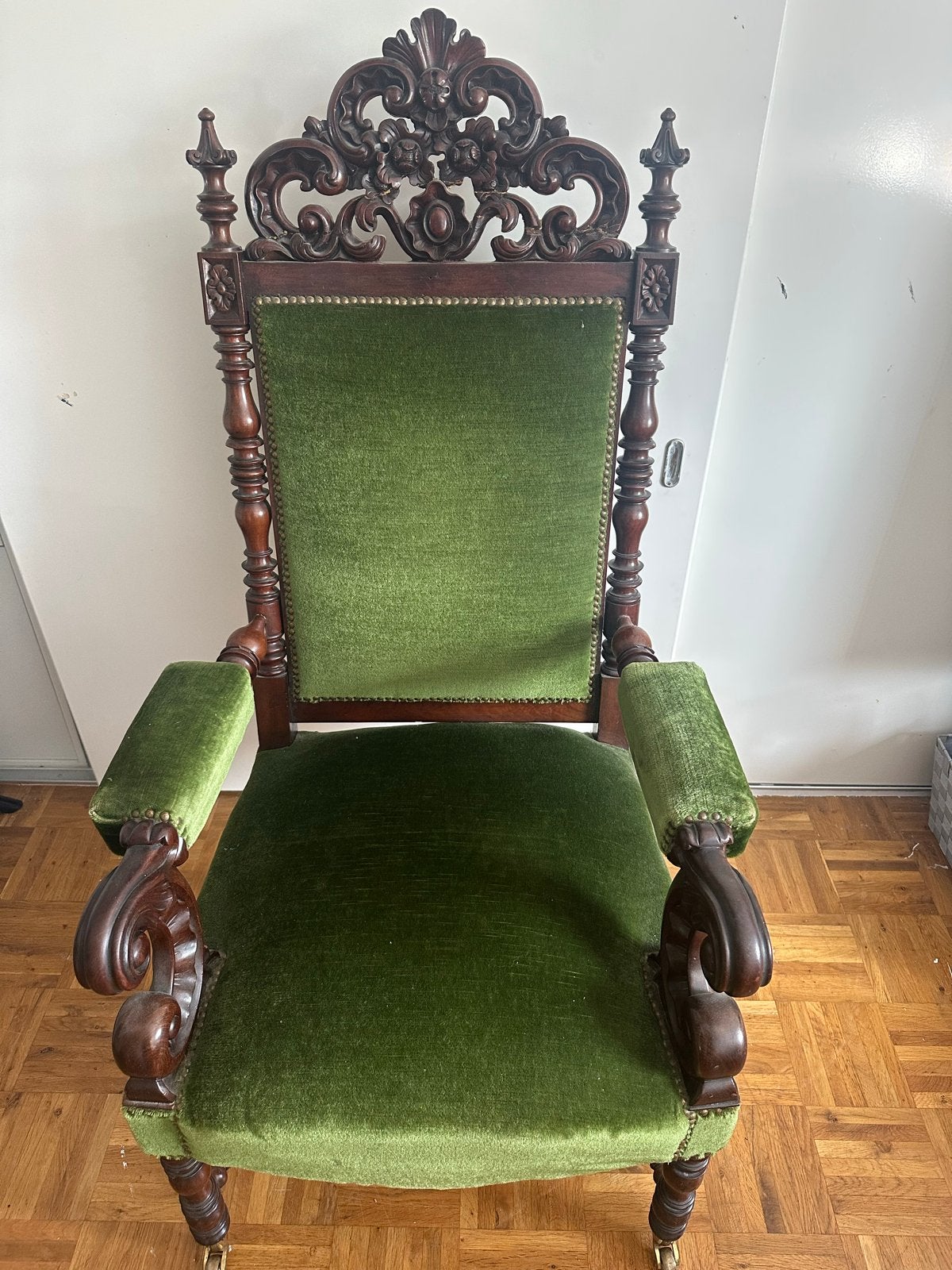 Antieke fauteuil met groen fluweel en houtsnijwerk, Ophalen