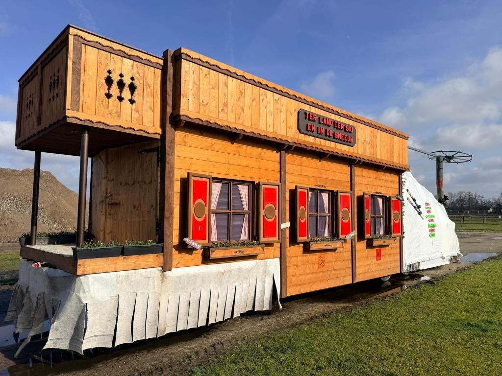 Zeer nette carnavalswagen - Thema Aprés Ski - 30 personen +, Ophalen, Zo goed als nieuw, Feestartikel, Carnaval