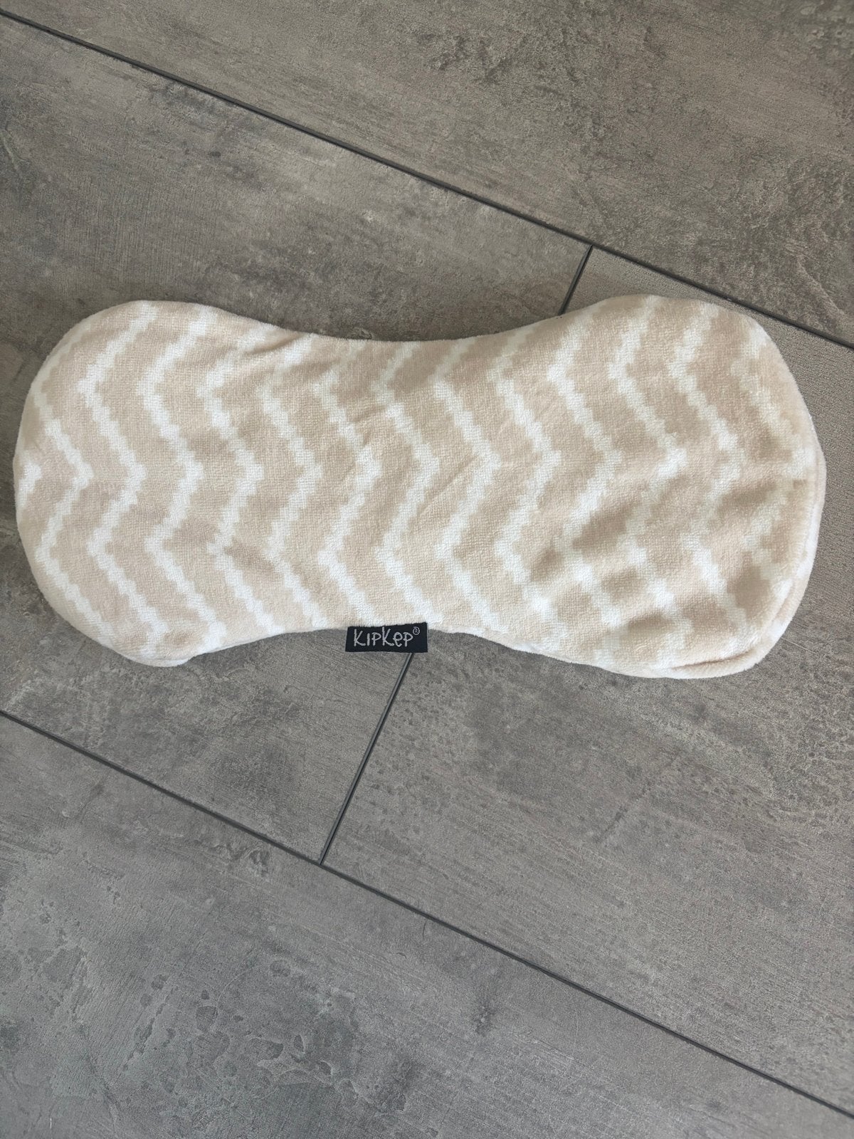 KipKep Woller kersenpitkussen beige zigzag, Kinderen en Baby's, Ophalen of Verzenden, Zo goed als nieuw