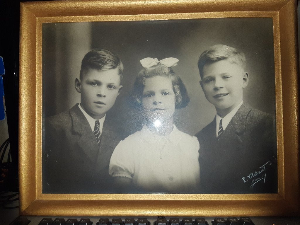 Oude foto van 3 kinderen in lijst 34 x 42 cm (Z200-197), Ophalen of Verzenden, Voor 1940, Zo goed als nieuw
