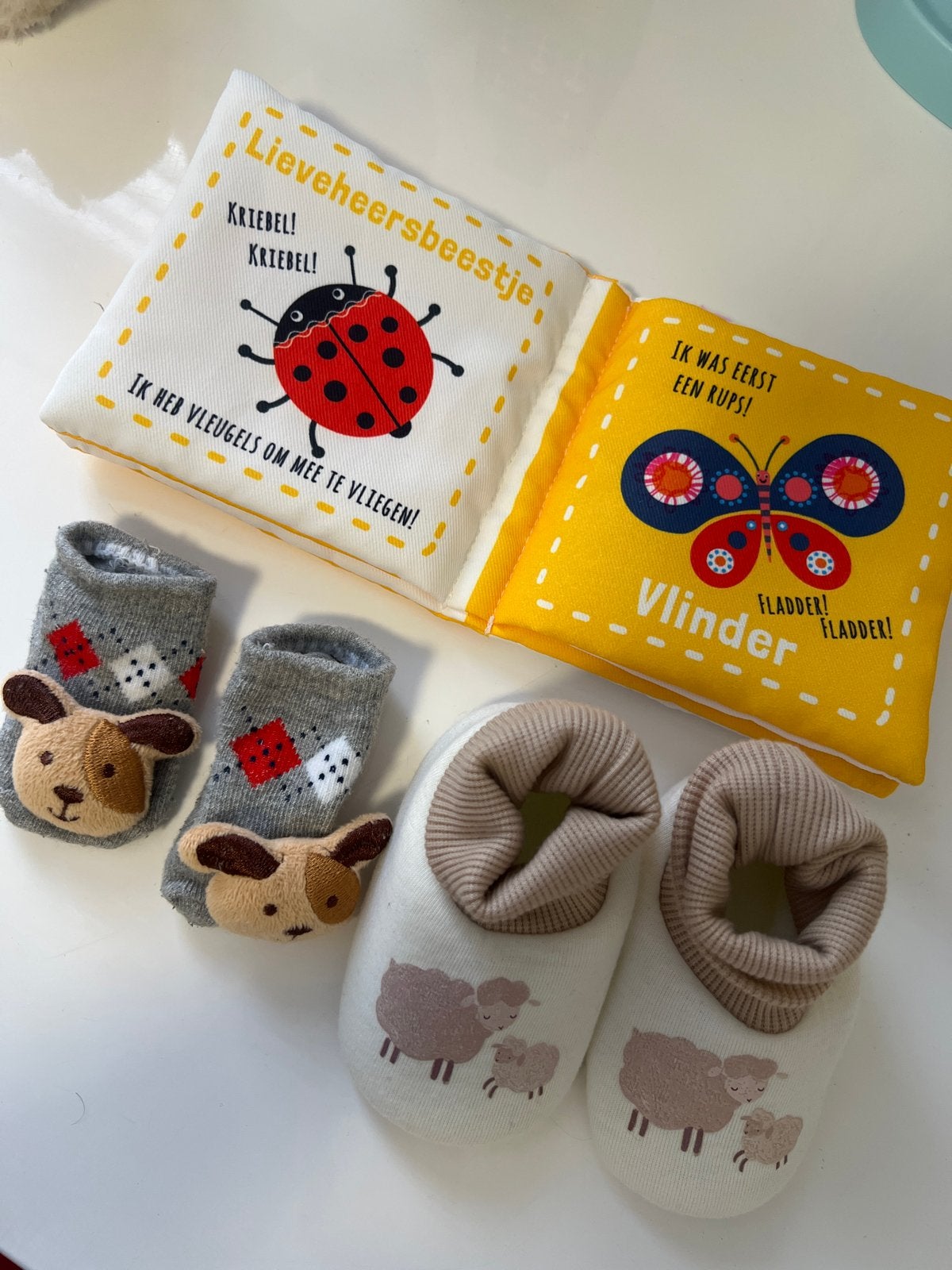 Baby speelgoed set: stoffen boekje, sokjes en slofjes, Ophalen of Verzenden, Gebruikt, Overige typen