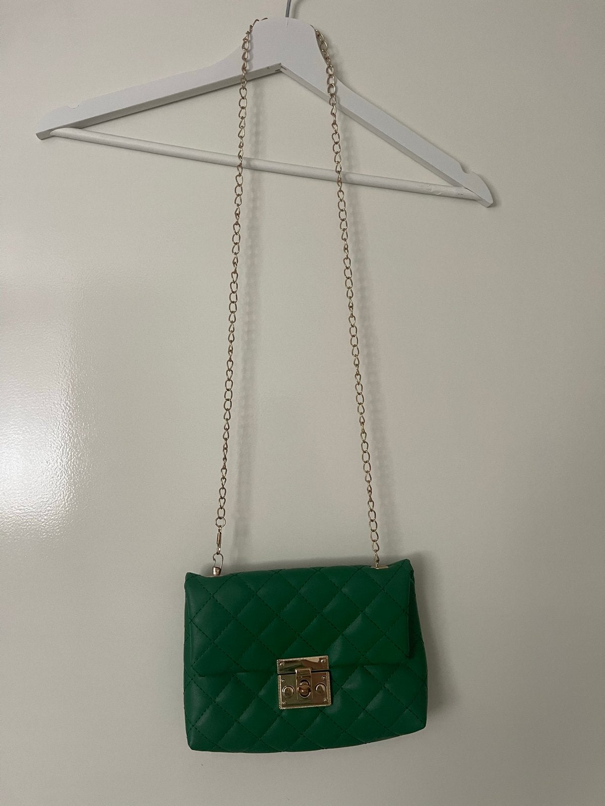 Groene gewatteerde schoudertas met gouden ketting, Sieraden, Tassen en Uiterlijk, Ophalen of Verzenden, Zo goed als nieuw, Groen
