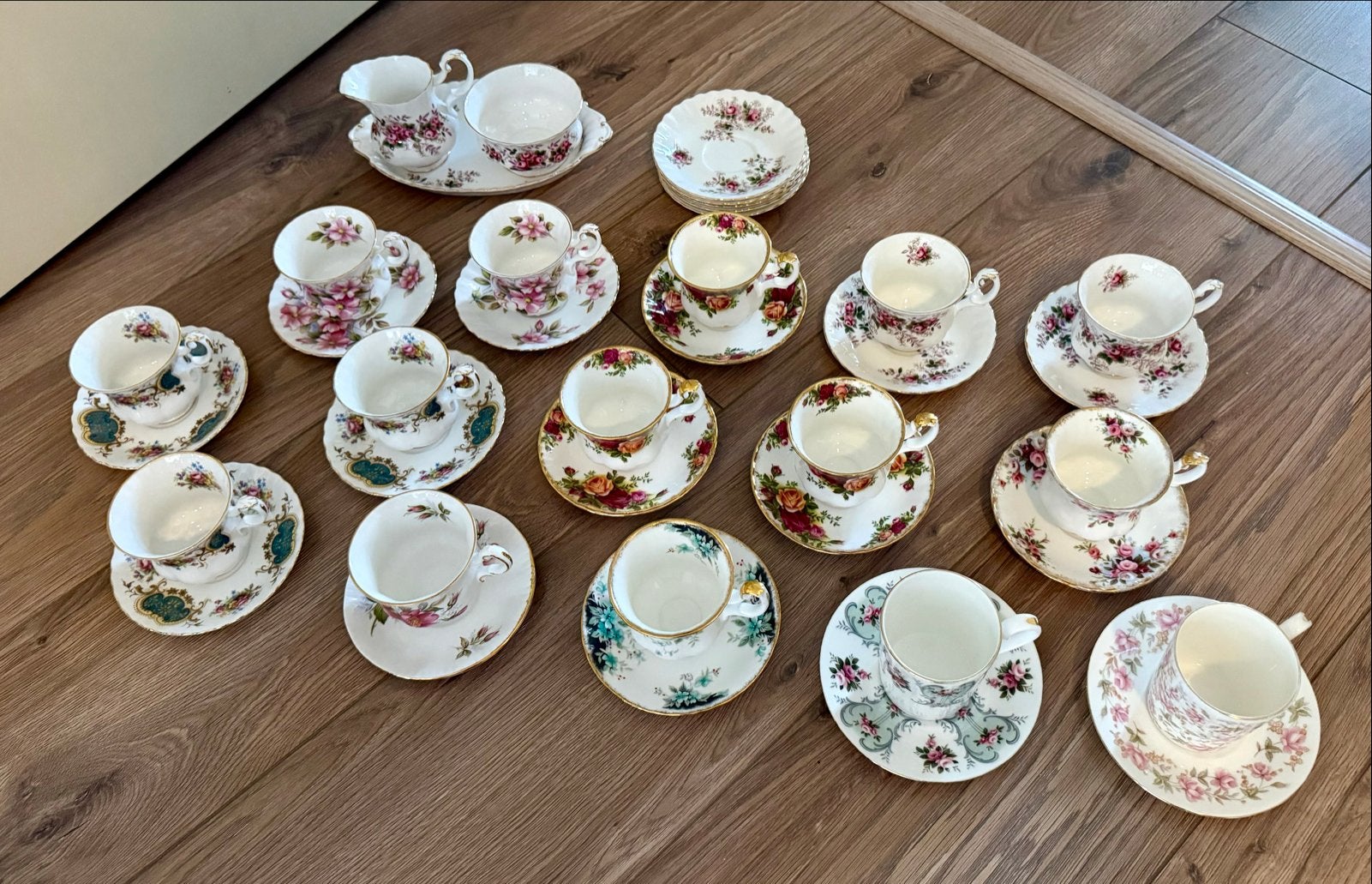Royal Albert theeservies: kopjes, suiker/melk en gebakschote, Huis en Inrichting, Keuken | Servies, Ophalen, Klassiek, Zo goed als nieuw