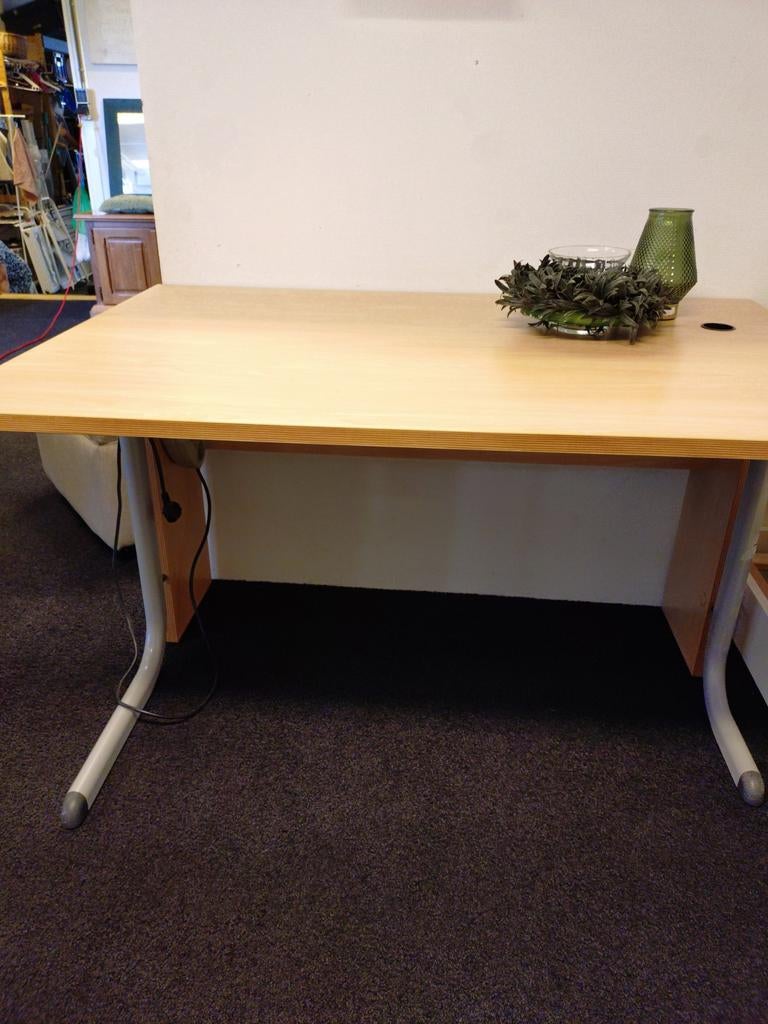 Ruim en stevig bureau met kaboeldoorvoer nu €15, Ophalen, Gebruikt, Hout, Kabelgoot