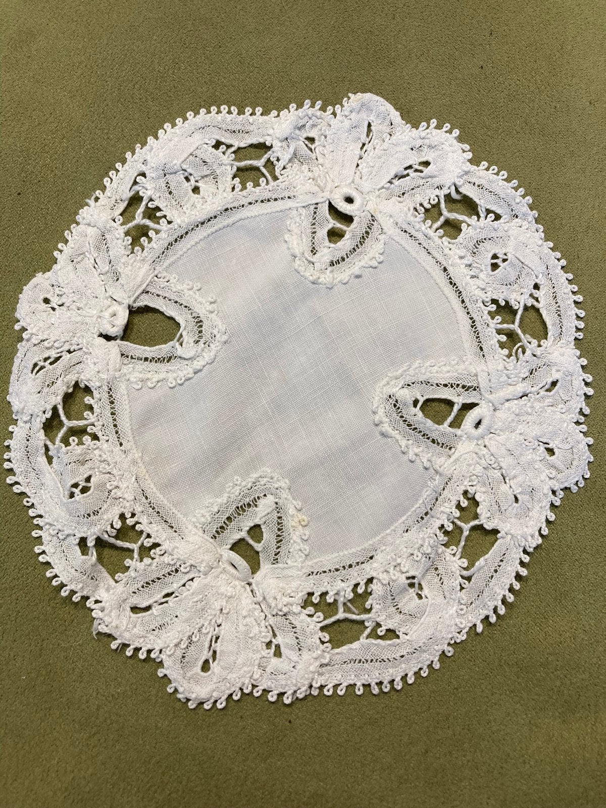 Rond kleedje met Brusseks kant. (050823), Antiek en Kunst, Ophalen of Verzenden