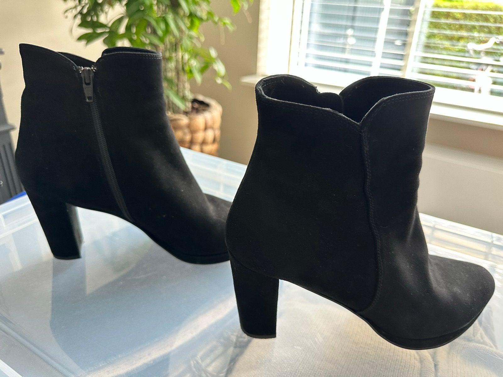 Zwarte suède enkellaarsjes met hoge hak - Lavorazione Artigi, Kleding | Dames, Ophalen of Verzenden, Zo goed als nieuw, Zwart