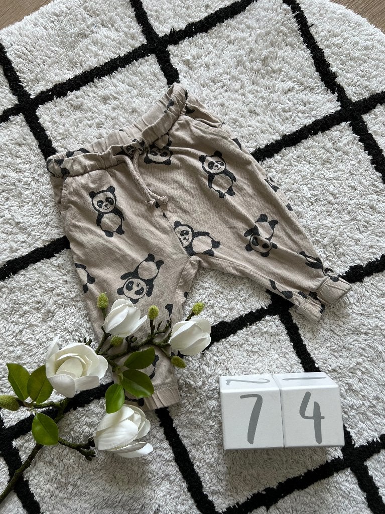 Heel goed beige zwart panda print jogger H&M broek 74 baby, Broekje, Jongetje of Meisje, H&M, Ophalen of Verzenden