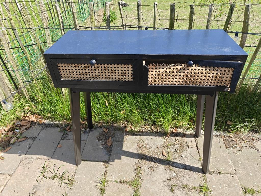 Zwart bijzettafeltje met rotan lades, Huis en Inrichting, 45 tot 60 cm, Gebruikt, Boho, Modern, Scandinavisch, Rechthoekig