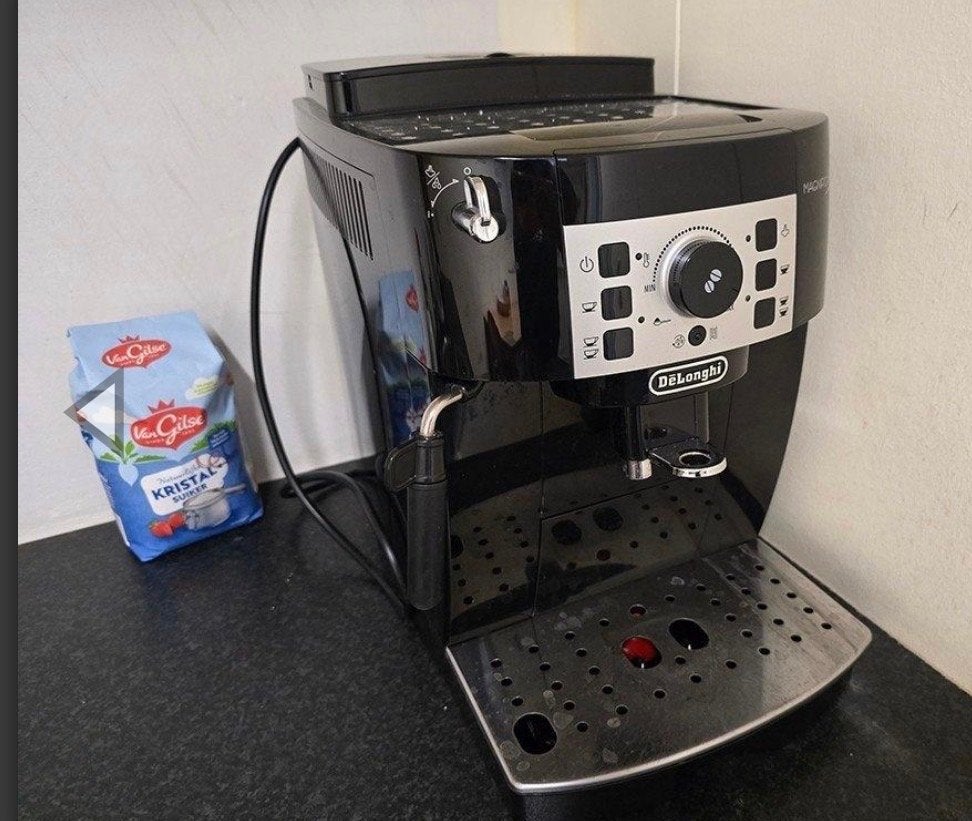 DeLonghi Magnifica S ECAM 22.110.B Espressoapparaat, Afneembaar waterreservoir, Gebruikt, Espresso apparaat, 2 tot 4 kopjes