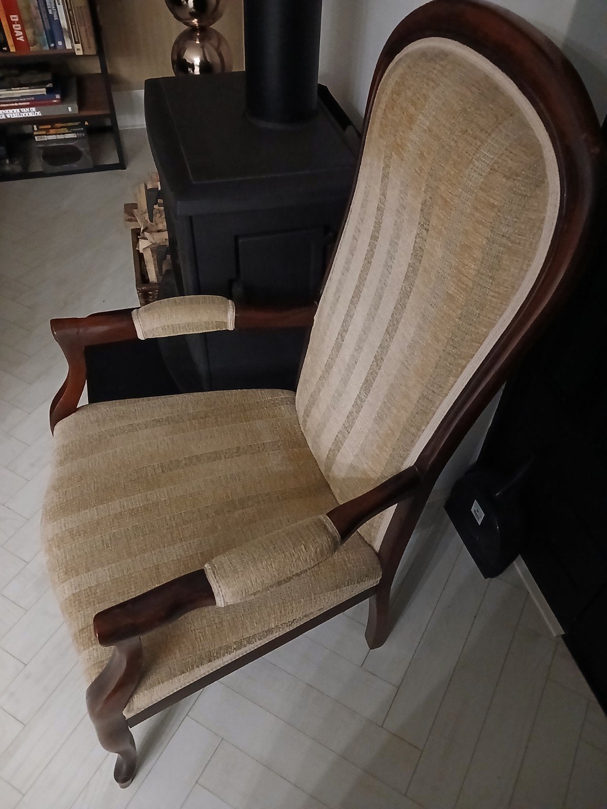 Klassieke fauteuil van wortelnoten met beige bekleding, Ophalen, Hout, Gebruikt, Klassiek