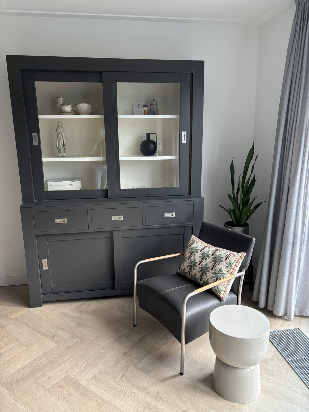 Vitrine kast Donker grijs, Ophalen, Gebruikt, Met deur(en), 200 cm of meer