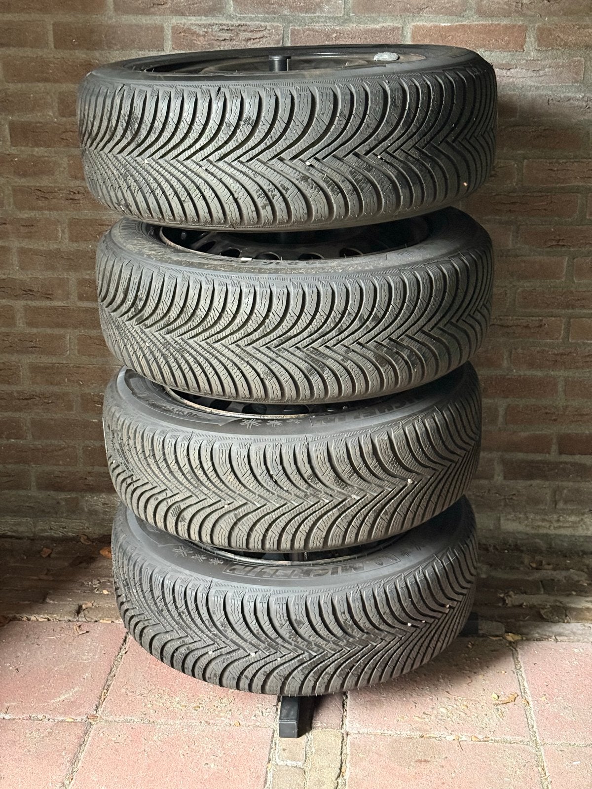 4x Michelin Alpin 5 winterbanden 205/60 R16 + standaard, Ophalen, Gebruikt, 16 inch, Band(en)