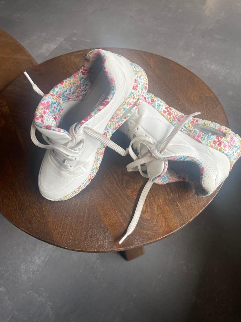 Skechers Uno bloem motief, Ophalen, Zo goed als nieuw, Zwart, Sneakers of Gympen