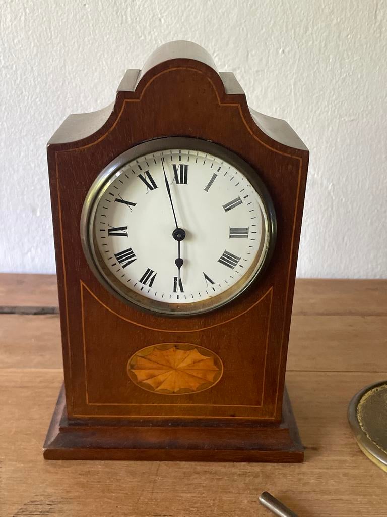 Bijzonder Antiek tafelklokje  met mooi fineer inlegwerk, Antiek en Kunst, Ophalen of Verzenden