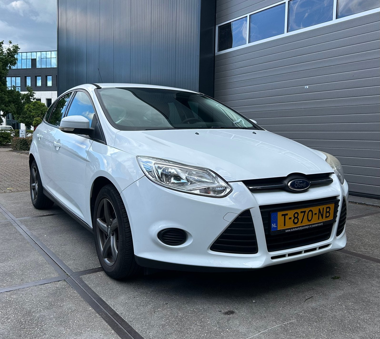 Ford Focus 1.6 125pk | CarPlay | Camera | 120.000 km, Zwart, 4 cilinders, Wit, 1176 kg
