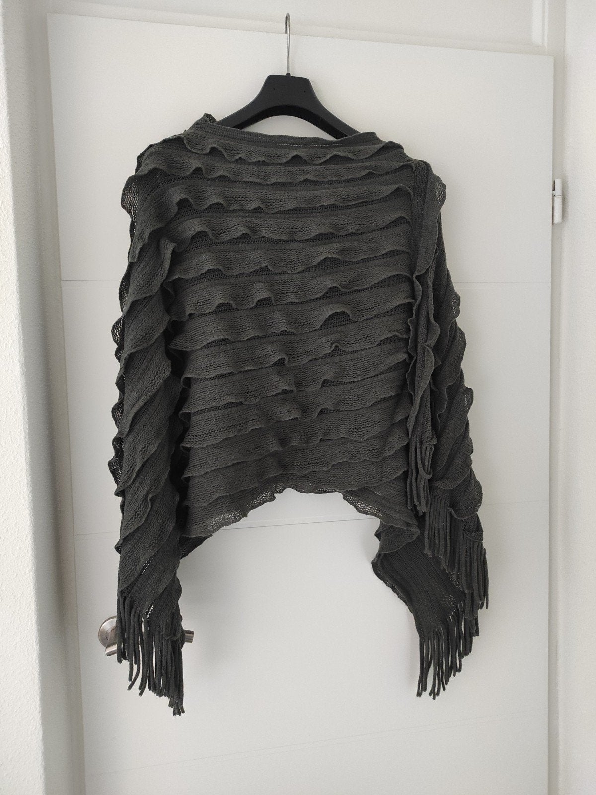 Asymmetrische gebreide poncho met ruches en franjes, Maat 38/40 (M), Ophalen of Verzenden, Grijs, Onbekend