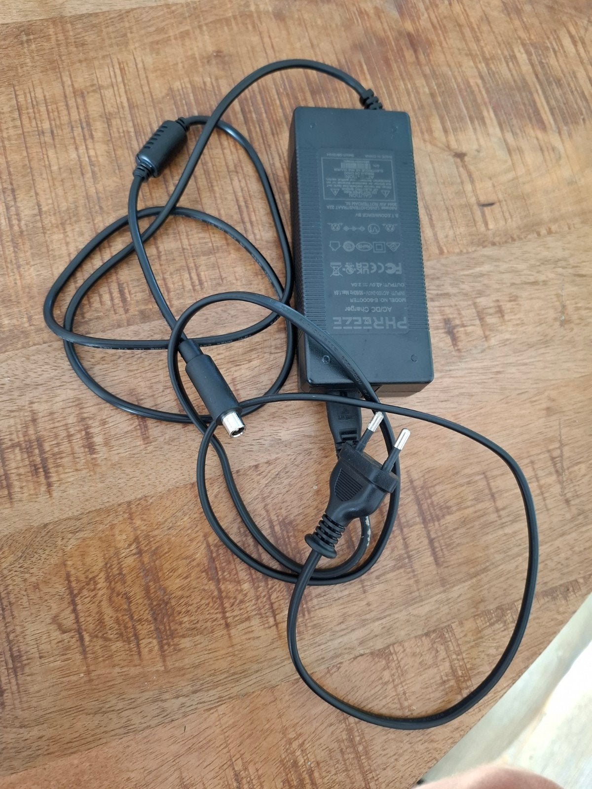 Oplader voor Ninebot Segway step (36V accu), Ophalen of Verzenden, Zo goed als nieuw
