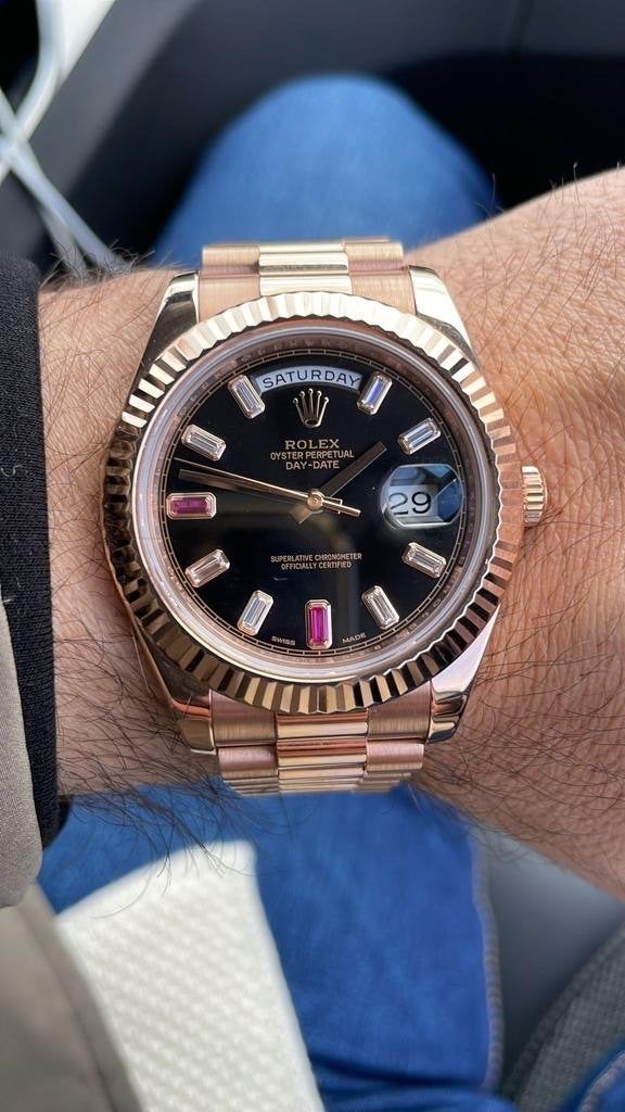 Foto 2 van Rolex Day-Date 2 Ruby Dial 41mm - Zo goed als nieuw