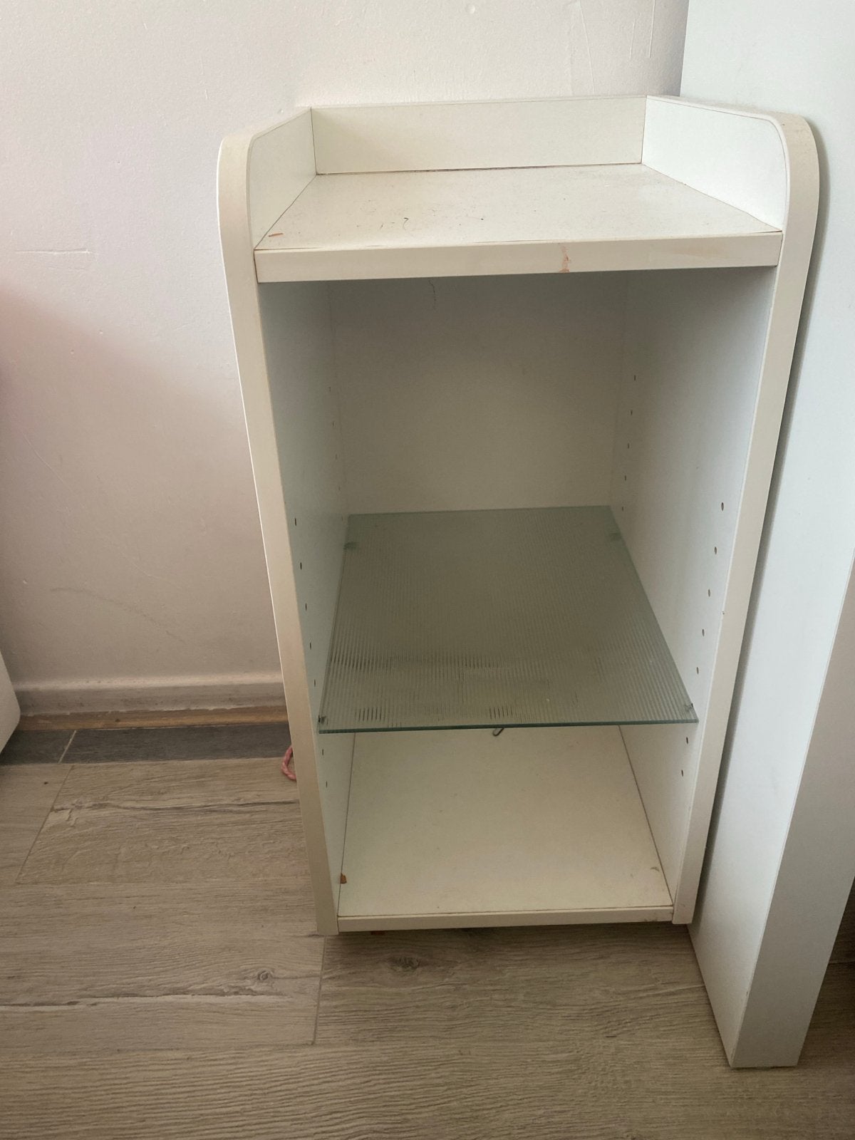 Handig wit kastje met wieltjes en glazen plank, Ophalen, Gebruikt