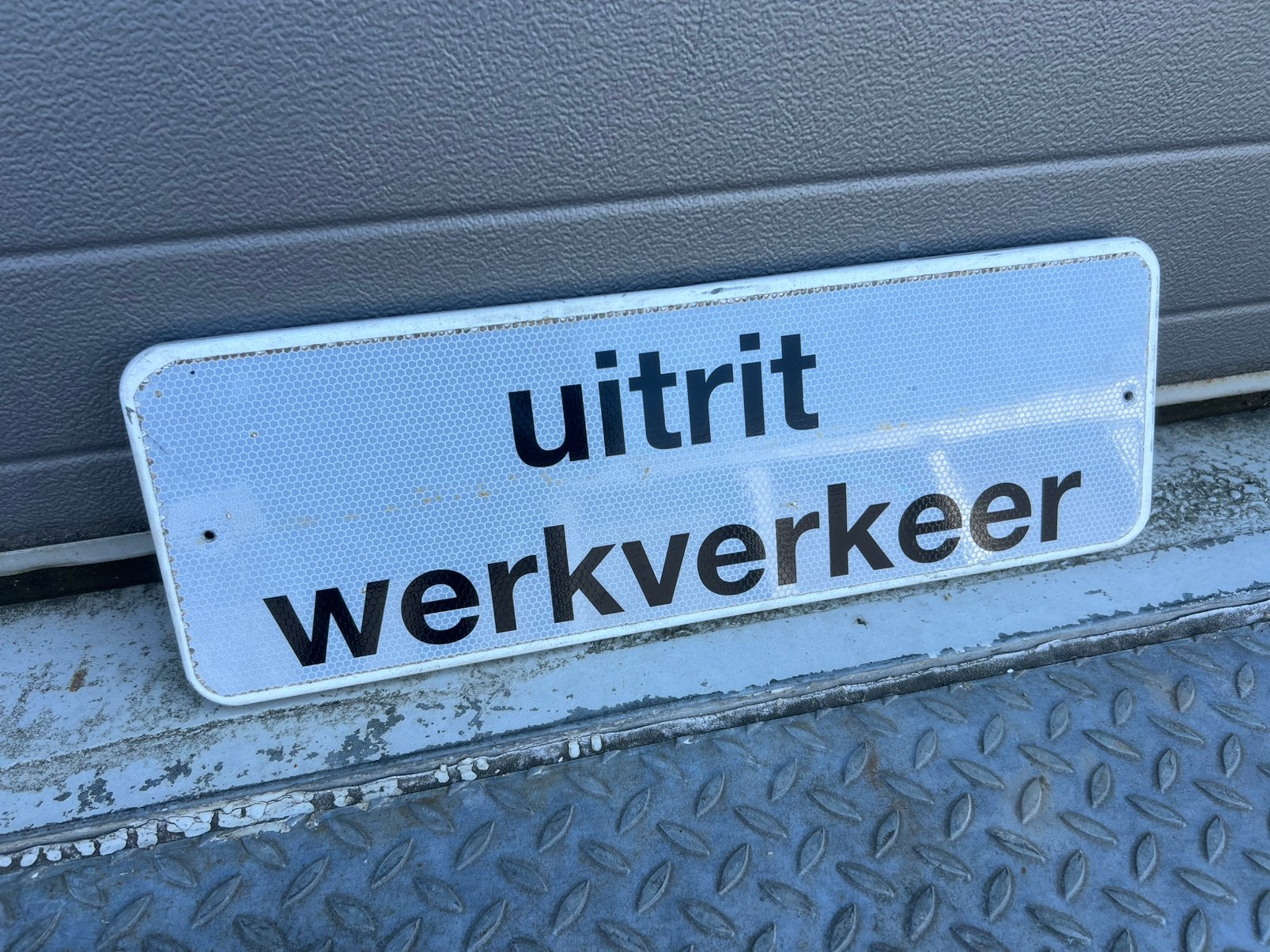 Verkeersbord Uitrit Werkverkeer 60 x 20 cm wit reflecterend, Verzamelen, Merken en Reclamevoorwerpen, Reclamebord, Werkverkeer