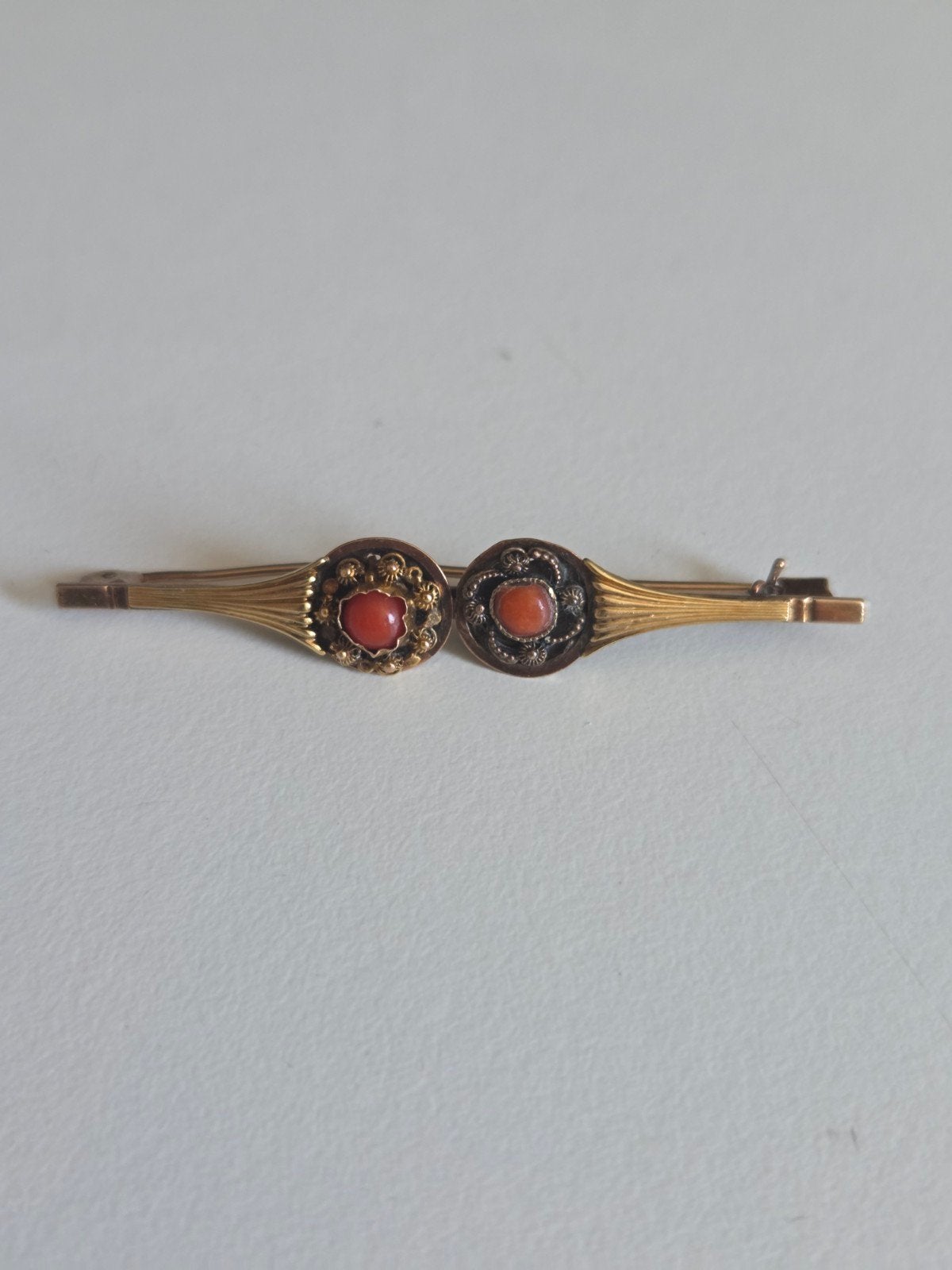 Antieke gouden broche bloedkoraal, Ophalen of Verzenden, Goud