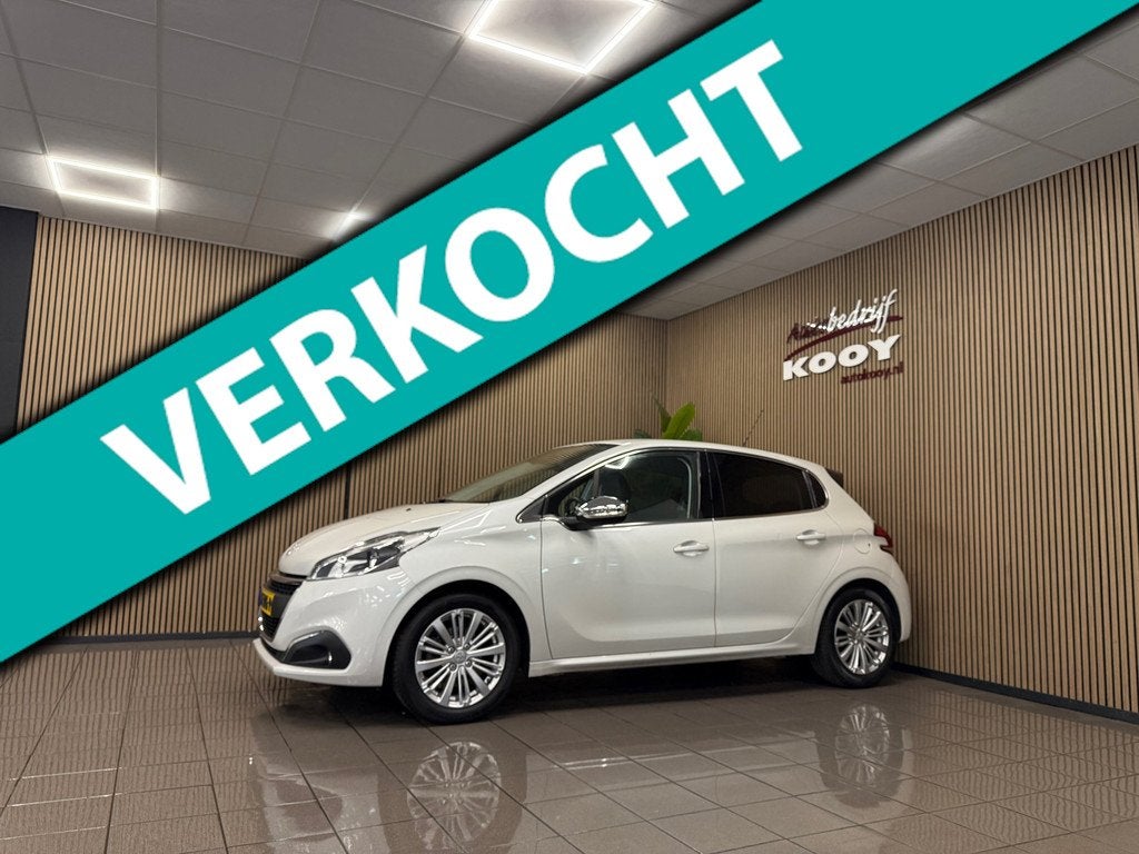 Peugeot 208 1.2 PureTech Allure * Navigatie / Camera / LED /, Auto's, Peugeot, Gebruikt, 1199 cc, 82 pk, Leder en Stof