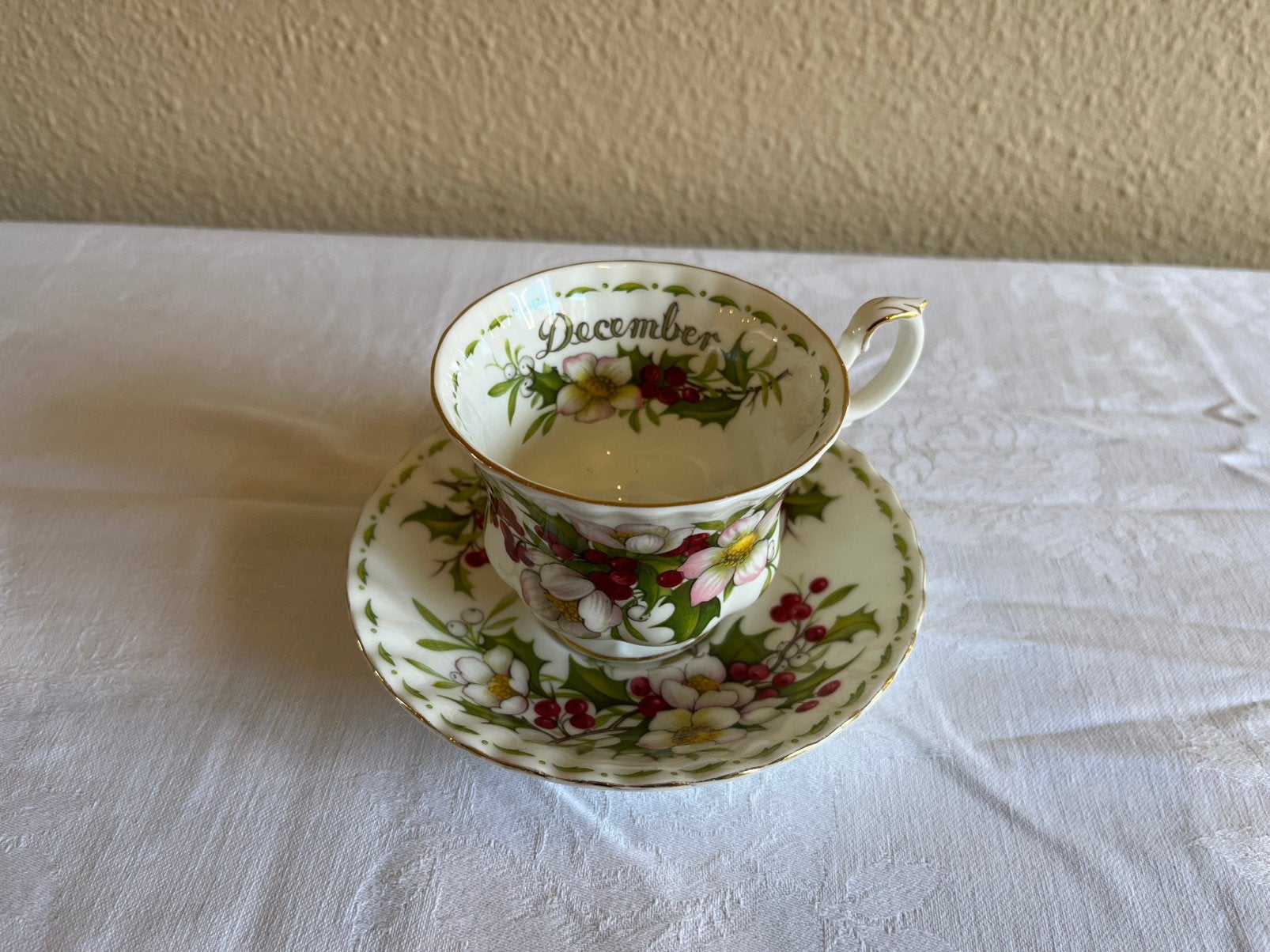 Royal Albert kop en schotel Flower of the month December, Ophalen