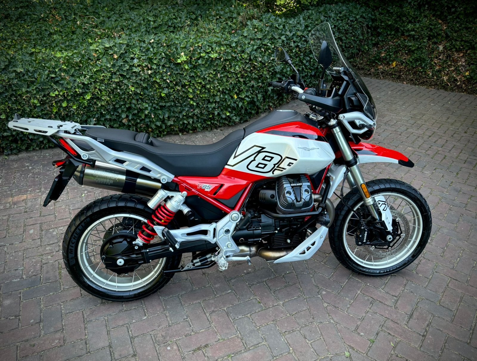 Nieuwstaat Moto Guzzi V85TT V85 TT 2025 7600km!, Motoren, Occasion, Bedrijf, Meer dan 35 kW, Toermotor