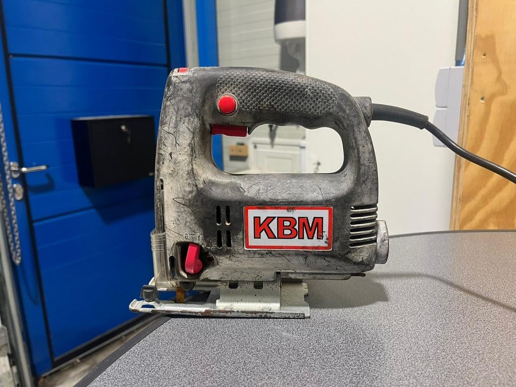 Decoupeerzaag KBM 500 Watt te koop, Diversen, Rommelmarktspullen, Gebruikt, Ophalen of Verzenden