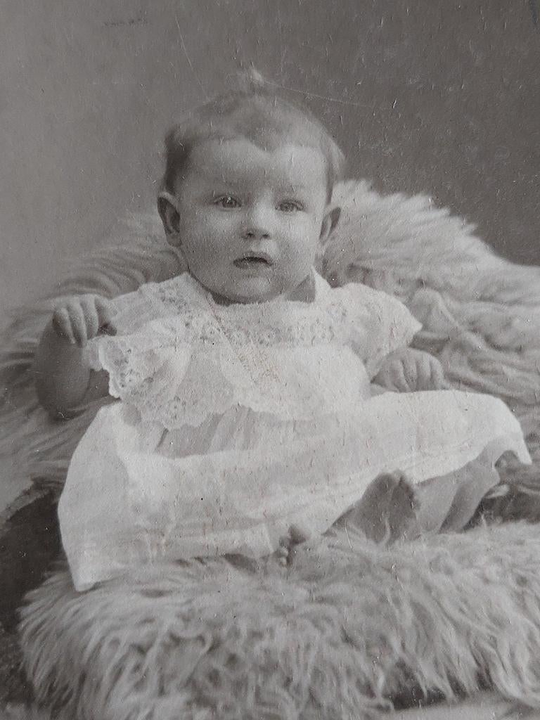 Antieke foto baby op schapenvacht, W. Zimmermann Amsterdam, Ophalen of Verzenden, Voor 1940, Gebruikt, Kind