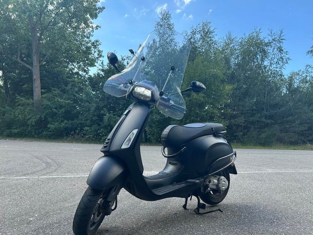 Vespa Sprint Notte 2018 - Inclusief helm en sloten, Fietsen en Brommers, Scooters | Vespa, Ophalen, Zo goed als nieuw, Overige modellen