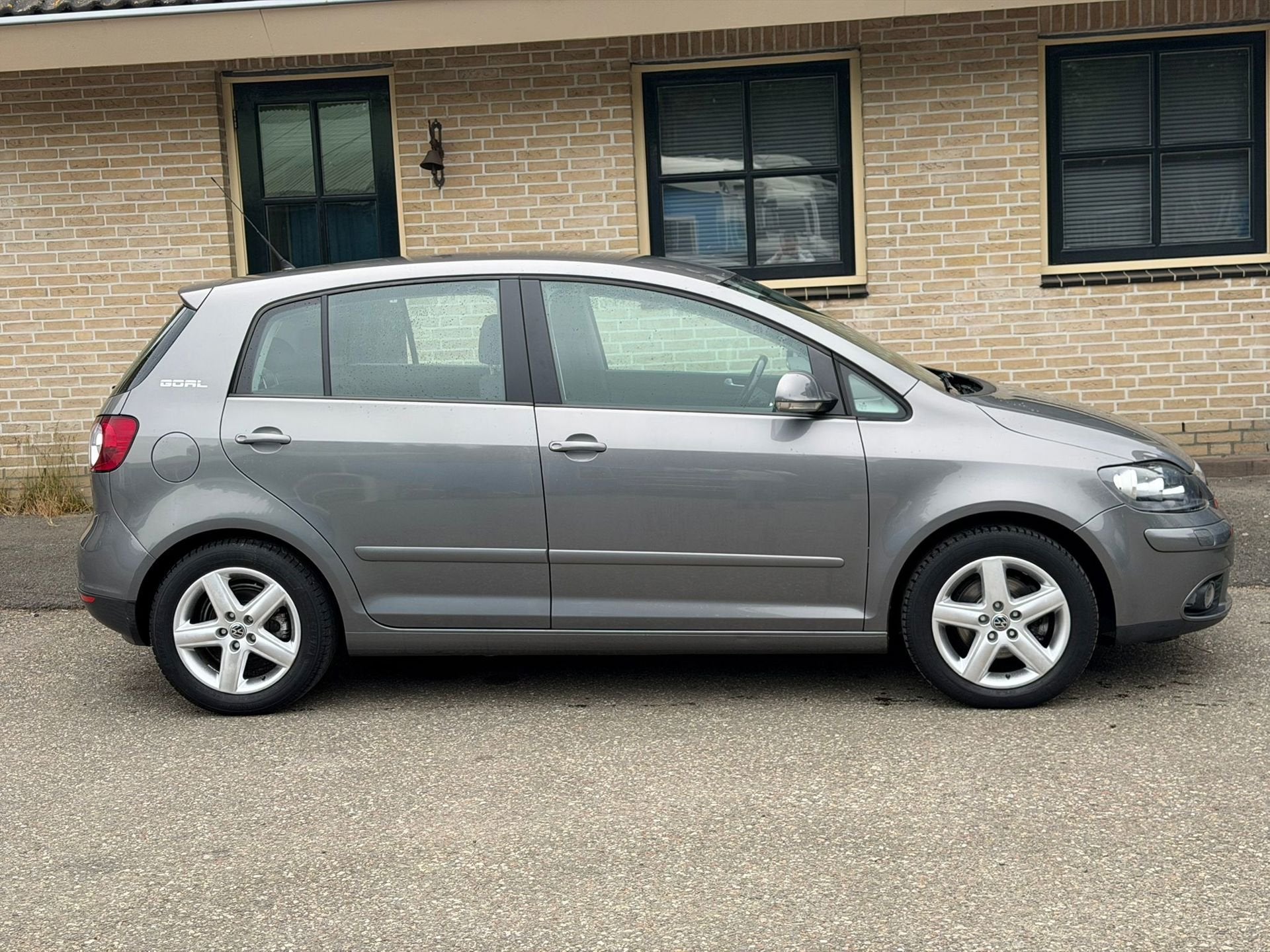 Volkswagen Golf Plus 1.6 Goal| AUTOMAAT | NWE APK |, Stof, Zwart, 4 cilinders, Automatische klimaatregeling