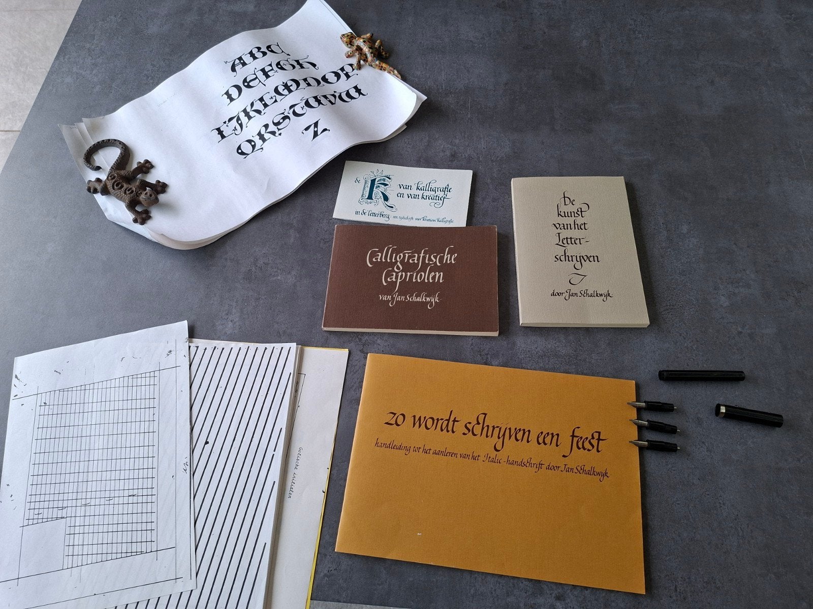 Kalligrafie set met pen, opzetstukken, boeken en voorbeelden, Ophalen of Verzenden, Gebruikt, Overige typen