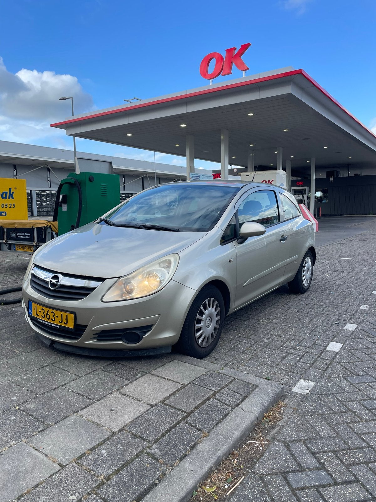 Opel Corsa 1.0 12V 3D 2007 Geel, Auto's, Voorwielaandrijving, 450 kg, 40 €/maand, Geel