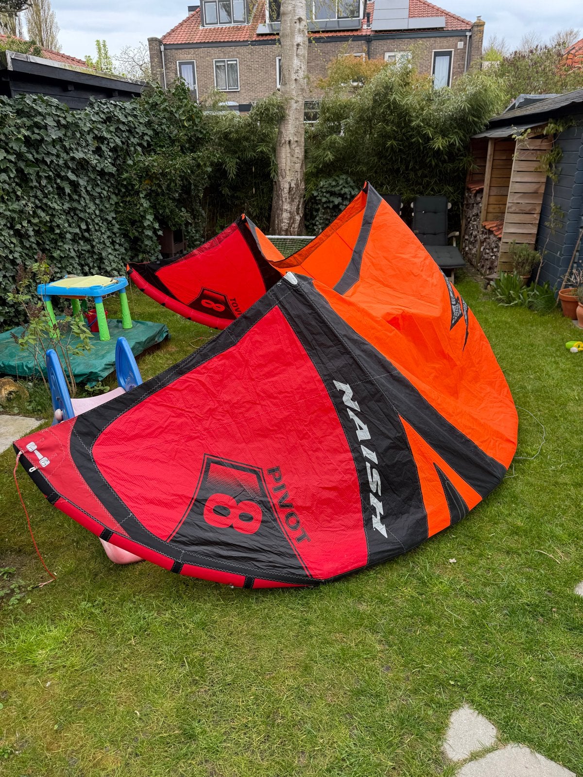 Naish Pivot 8m² kitesurf kite - Rood/Oranje, Gebruikt, 8 m², Geen board, Ophalen of Verzenden