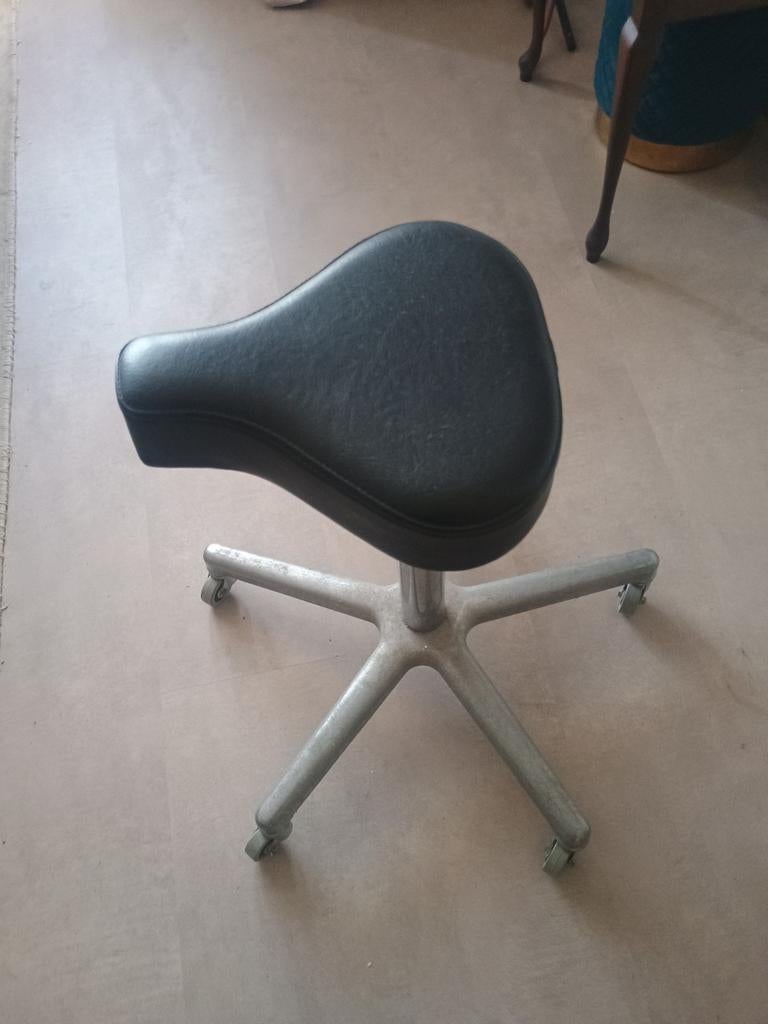 Kappers kruk / werkkruk, Ophalen, In hoogte verstelbaar, Zo goed als nieuw, Hout